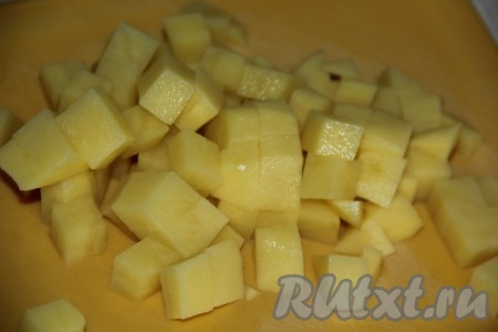 Картофель очистить и нарезать на кубики, примерно, равного размера.
