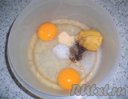 Приготовить маринад, для этого соединить яйца, горчицу, соль, перец, граннулированный чеснок, специи, взбить венчиком до однородности.
