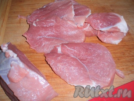 Нарезать мясо на порционные куски.