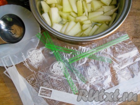 Расфасуйте дыню в сиропе по пластиковым контейнерам или же, как у меня, пакетикам для заморозки с застежкой.
