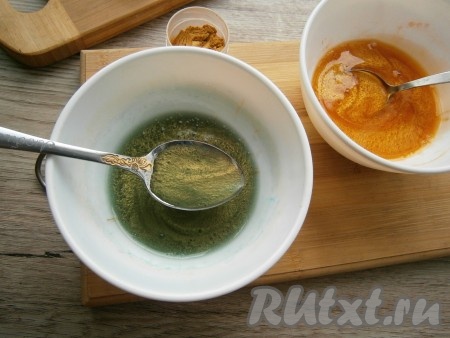В каждую пиалу добавить по 1/4 чайной ложки золотого или серебряного кандурина, перемешать. Кандурин - это современный, совершенно безопасный пищевой краситель, придающий перламутровые оттенки.
