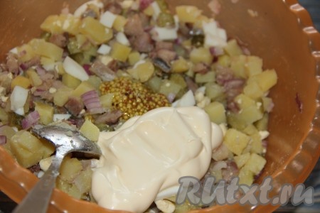 Солить салат не нужно, селёдка и солёный огурец дадут достаточно соли. Добавить майонез и зерновую горчицу.