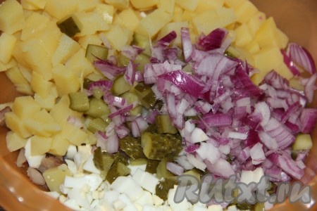 Соединить селёдку, картофель, огурцы, яйца и лук, слегка перемешать салат. 
