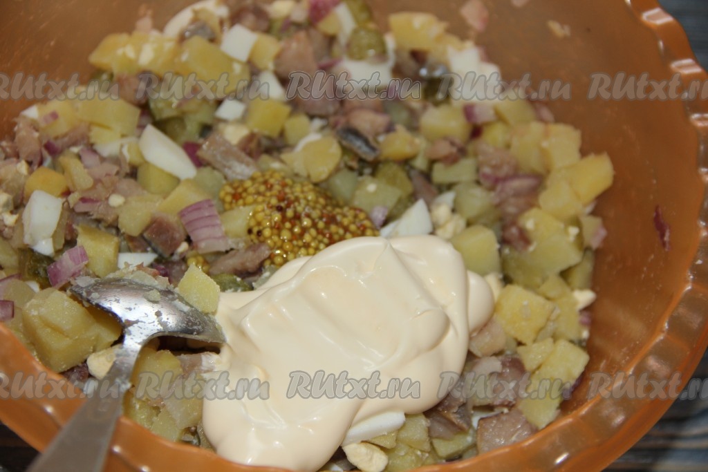 Как приготовить картофельный салат с сельдью
