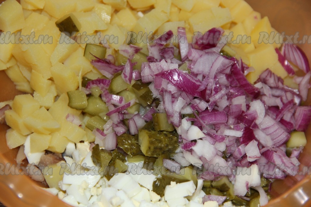 Как приготовить Салат с селедкой, картошкой, плавленым сыром, яйцами и огурцами рецепт пошагово