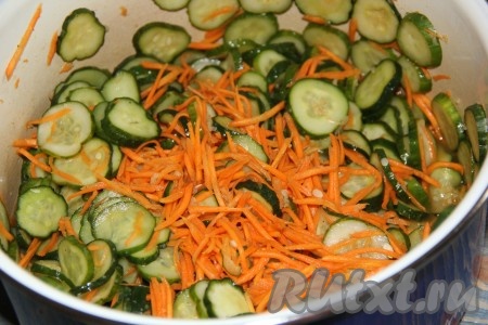 Оставить салат в кастрюле на 2-4 часа. Овощи дадут сок. Перед раскладкой по банкам ещё раз хорошо перемешать овощи.
