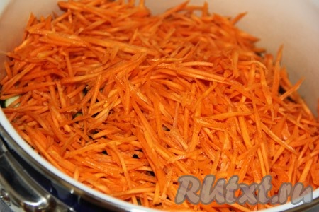 Морковь очистить, натереть на тёрке для моркови по-корейски и добавить в кастрюлю с огурцами. 