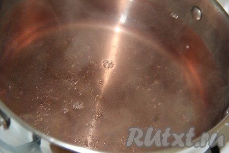 Затем аккуратно слить воду из банок в кастрюлю с сахаром. Поставить кастрюлю с сахаром и водой на огонь и довести сироп до кипения.
