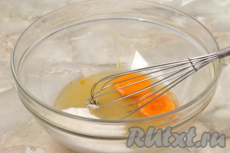 В глубокой миске смешать при помощи венчика яйца и сахар до однородности.