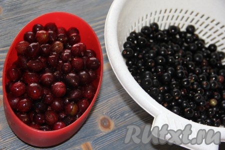 Крыжовник и чёрную смородину перебрать, удаляя веточки и испорченные ягоды, а затем промыть под проточной водой.
