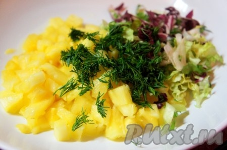 Укроп мелко нарезать, добавить к ананасу и салату.