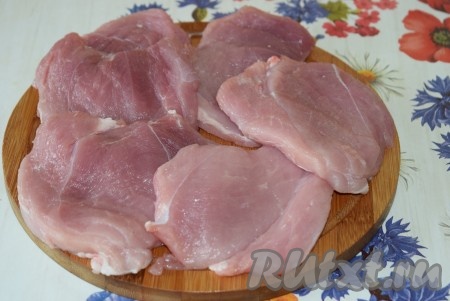 Нарезаем мякоть свинины на порционные кусочки по 1,5 см в ширину.
