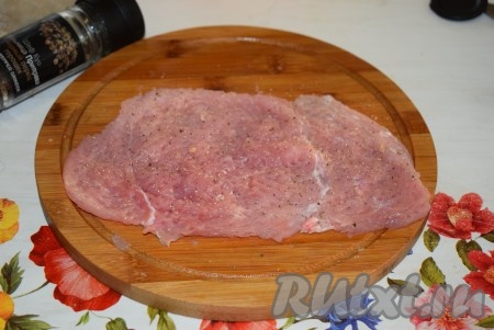 Подготовленное отбитое мясо солим и перчим по вкусу.
