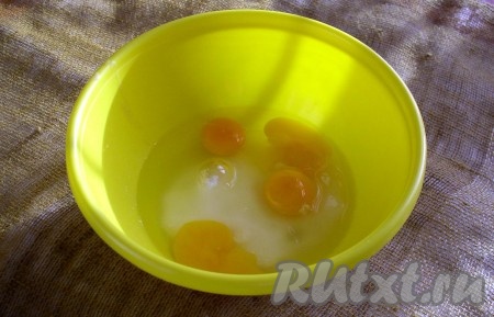 Яйца вбить в миску, добавить щепотку соли и сахар.
