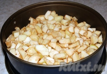 Нарезанные яблоки выложить в форму для выпечки.
