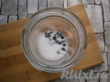 В простерилизованную сухую баночку выкладывать ягоды бузины, пересыпая их сахаром.

