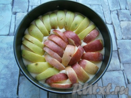 Яблоки очистить от сердцевины и нарезать их средними дольками. Выложить яблоки поплотнее на тесто по кругу.
