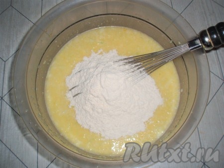 Смесь муки, соды и разрыхлителя добавить в тесто, перемешать.
