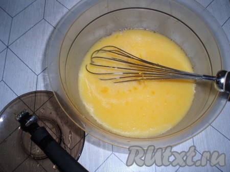 Лимон тщательно вымыть, натереть цедру и добавить в тесто. Выжать сок из лимона прямо в тесто, перемешать.
