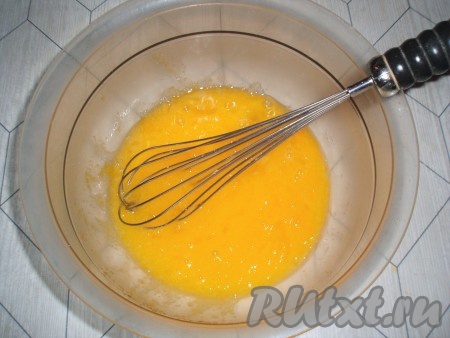 В миске взбить венчиком яйца с сахаром и солью.
