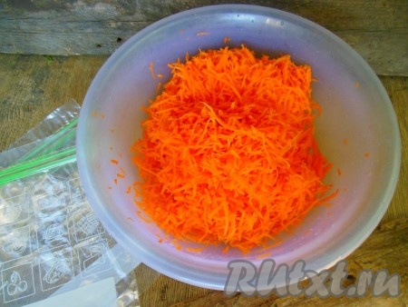 Всего пара минут и у вас уже небольшая горка натертой моркови (как на фото).
