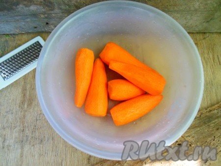 Натрите морковь на терке. Я использую терку со средними отверстиям, она отлично подходит для натирания овощей для зажарки.
