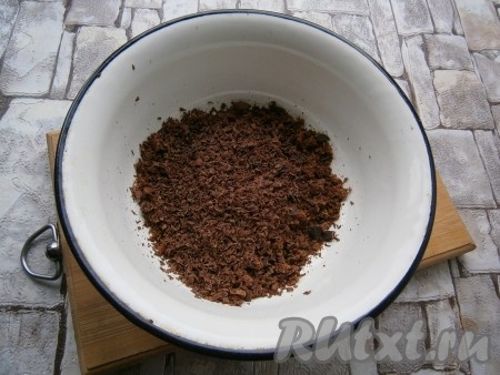 Обрезанные края коржей измельчить в чаше блендера до крошки (не слишком мелкой). К крошке добавить натертый на крупной терке черный шоколад, перемешать.
