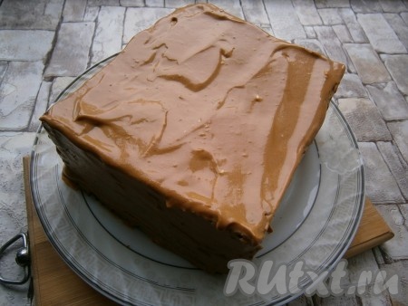 Верх и бока торта "Спартак" также смазать кремом. Отправить тортик на 30 минут в холодильник.
