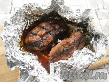 Отправить утиную грудку в разогретую до 200 градусов духовку на 10-15 минут. Затем мясо вынуть из духовки, накрыть фольгой сверху и оставить его в таком виде на 10 минут. 
