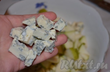 Добавить сыр с голубой плесенью, порезанный кусочками, в салат к сельдерею и груше.
