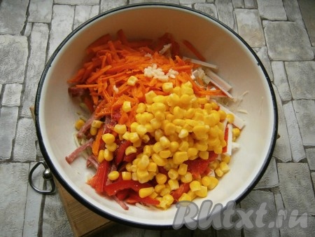 Добавить в салат измельченный чеснок и консервированную кукурузу.
