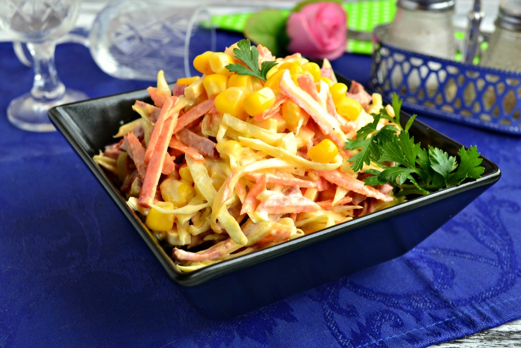 Салат с капустой, крабовыми палочками и колбасой