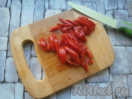 Свежий помидор нарезать длинными кусочками или дольками.
