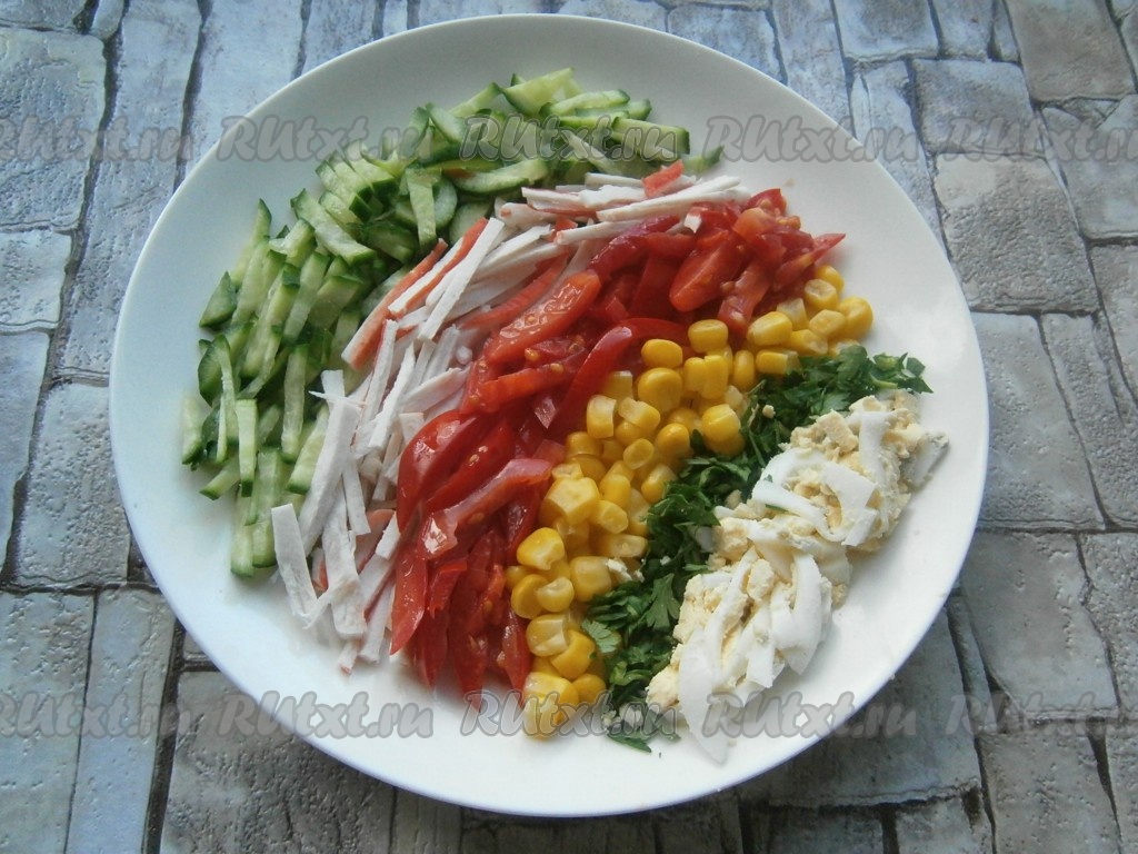 Крабовый салат с огурцом и кукурузой