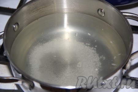 Затем слить воду в кастрюлю, замерив количество воды. На 1 литр воды нужно добавить 2 столовые ложки с горкой сахара и 1 столовую ложку с горкой соли (количество соли и сахара рассчитывайте, исходя из количества воды, которое вы слили из банок в кастрюлю).