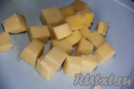 Сыр твёрдых сортов нарезать на кубики.