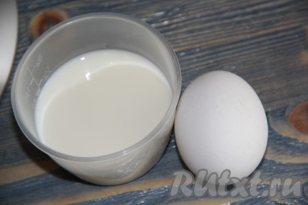 Добавить в чашу блендера яйцо и молоко.