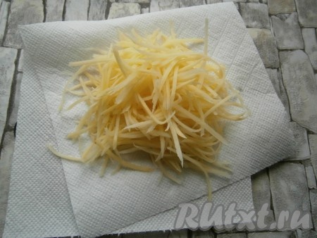 Обсушить картофель бумажными полотенцами. 