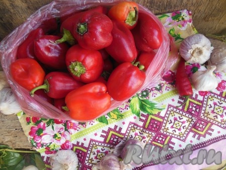 Подготовьте продукты для приготовления сырой аджики из болгарского перца без помидоров