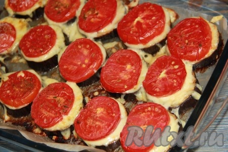 Поставить форму с кружочками баклажанов с помидорами и сыром в разогретую духовку, запекать в течение 25 минут при температуре 180 градусов.
