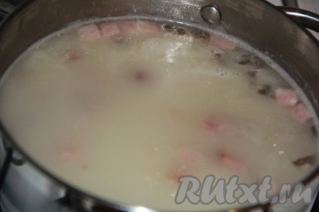 Добавить колбасу в суп, довести до кипения, варить 5 минут.
