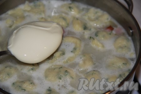 Затем добавить плавленый сыр и томить, помешивая, до полного растворения сыра.
