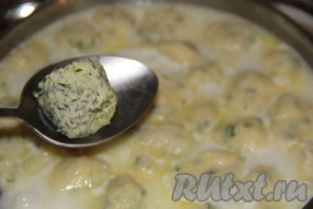 Как только сыр растворится, посолить суп по вкусу, добавить специи и зелень. Я добавила в суп кусочек сливочного масла с зеленью.
