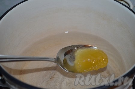 В кастрюлю налить воду, довести до кипения, затем уменьшить немного огонь, добавить мёд и сахар, хорошо перемешать ложкой (до полного растворения сахара с мёдом).
