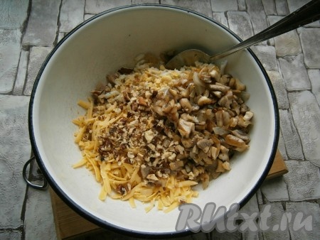 Остывшие грибы с луком вместе с измельченными грецкими орехами добавить в салат из куриного мяса, яиц и сыра.
