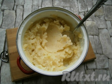 Когда картофель сварится, воду слить, картошку растолочь.
