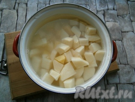 Картофель очистить и нарезать кусочками в кастрюлю, залить водой, посолить и отварить до готовности (в течение 25-30 минут).
