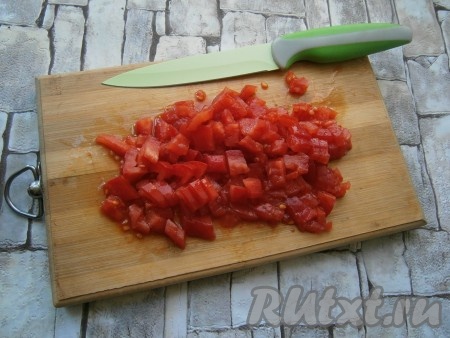 Нарезать помидоры небольшими кубиками.