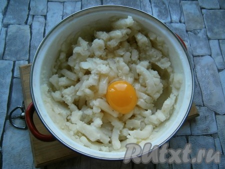 В теплый толченый картофель добавить сырое яйцо, перемешать.