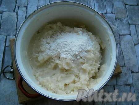 Если понадобится, картофель подсолить и затем всыпать 3 столовые ложки муки, перемешать картофельную массу.

